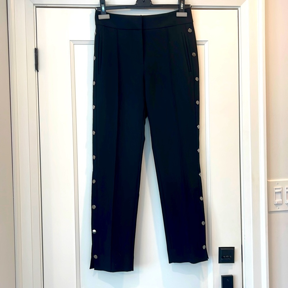 Stretchy capri pants with snap button detail on the sides
